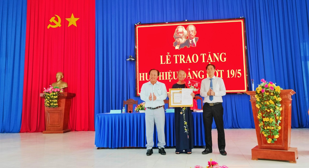 Trao tặng huy hiệu Đảng